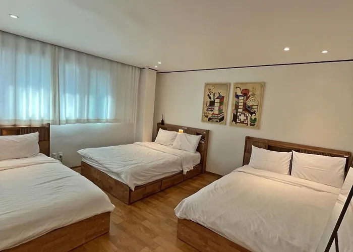Spacious Hongdae 3br 6 Queen Beds
