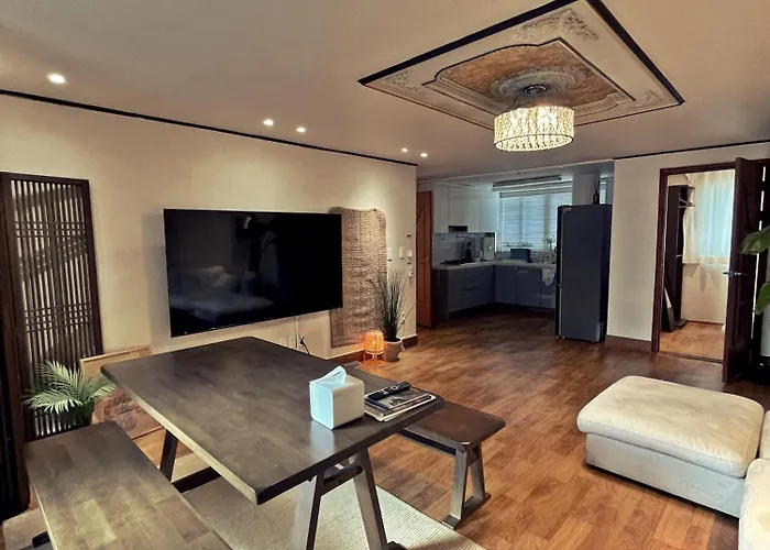 Spacious Hongdae 3br 6 Queen Beds