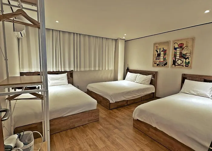 Spacious Hongdae 3br 6 Queen Beds Villa *