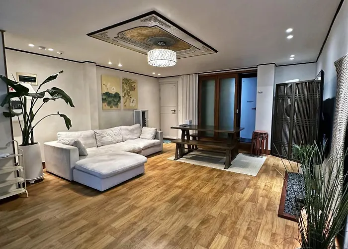 Spacious Hongdae 3br 6 Queen Beds