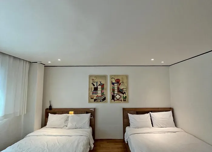 Spacious Hongdae 3br 6 Queen Beds