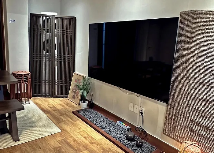 Spacious Hongdae 3br 6 Queen Beds